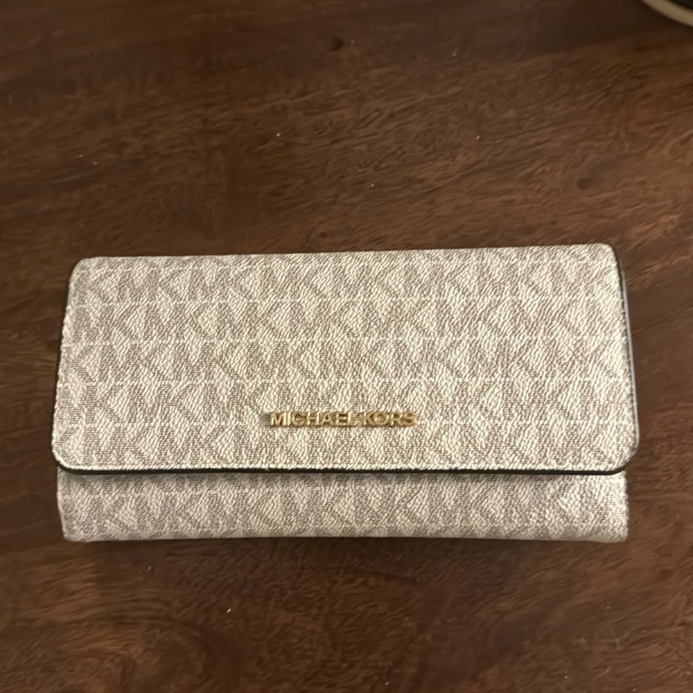 White trifold wallet